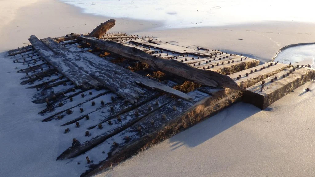 A Sanday, la nave fantasma dell’Artico ritrovata da un bambino scozzese