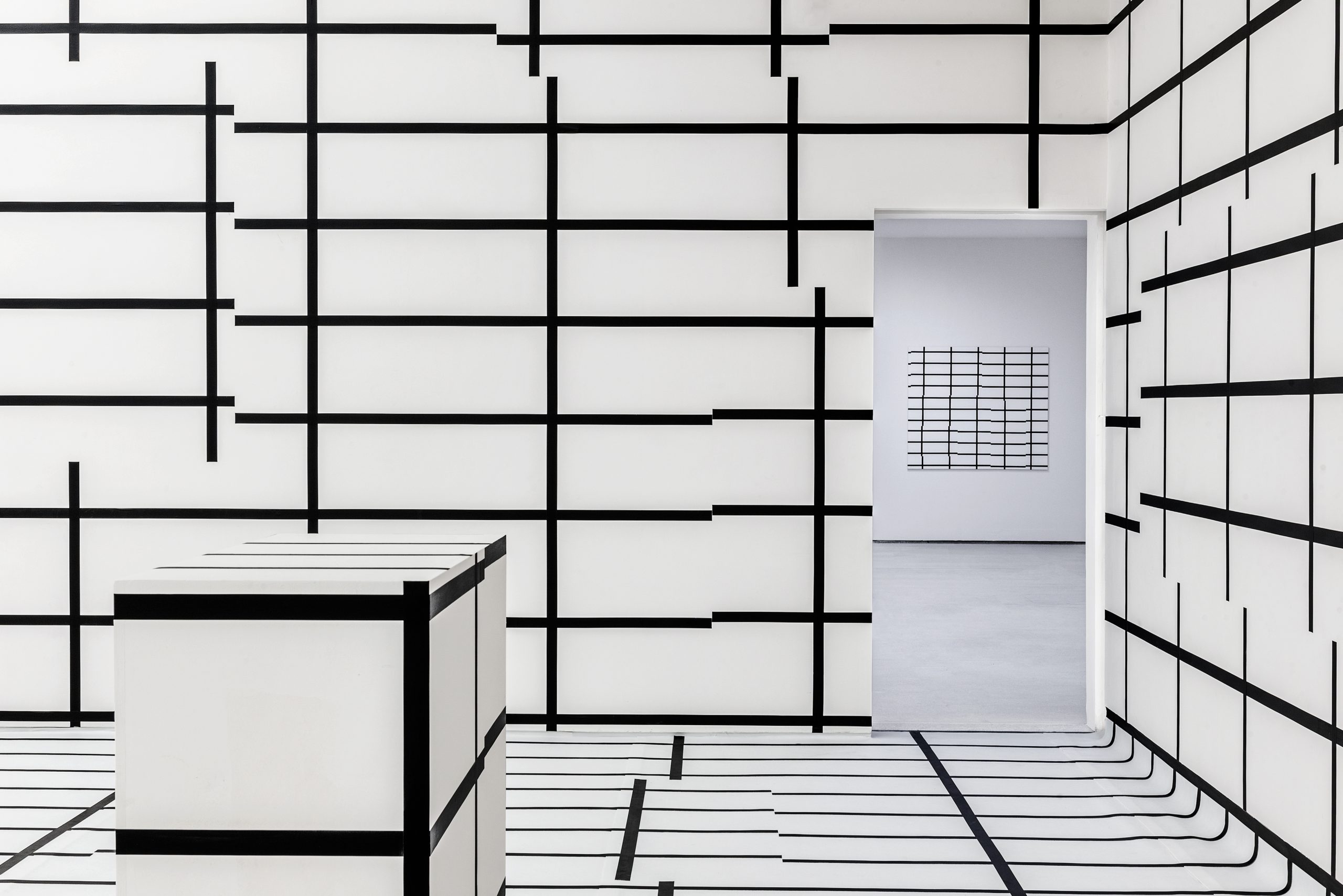 Esther Stocker: estremizzando yin e yang