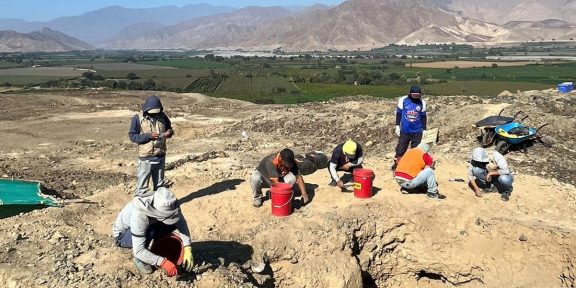 Il murale policromo rinvenuto a Huaca Yolanda (foto PUCP)