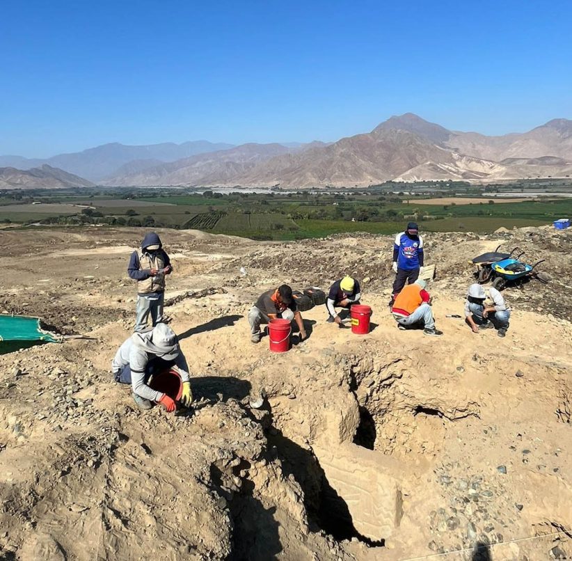 Il murale policromo rinvenuto a Huaca Yolanda (foto PUCP)