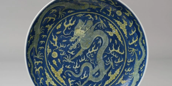 Piatto risalente al periodo Daoguang, 1821-1850. Courtesy Woolley & Wallis