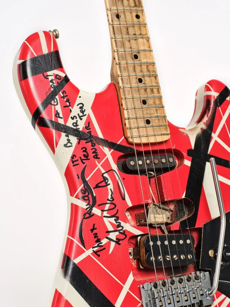 Un’icona a sei corde: la chitarra personalizzata di Eddie Van Halen all’asta da Sotheby’s