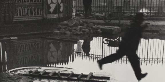 Henri Cartier-Bresson – Derrière la gare Saint-Lazare (1932)