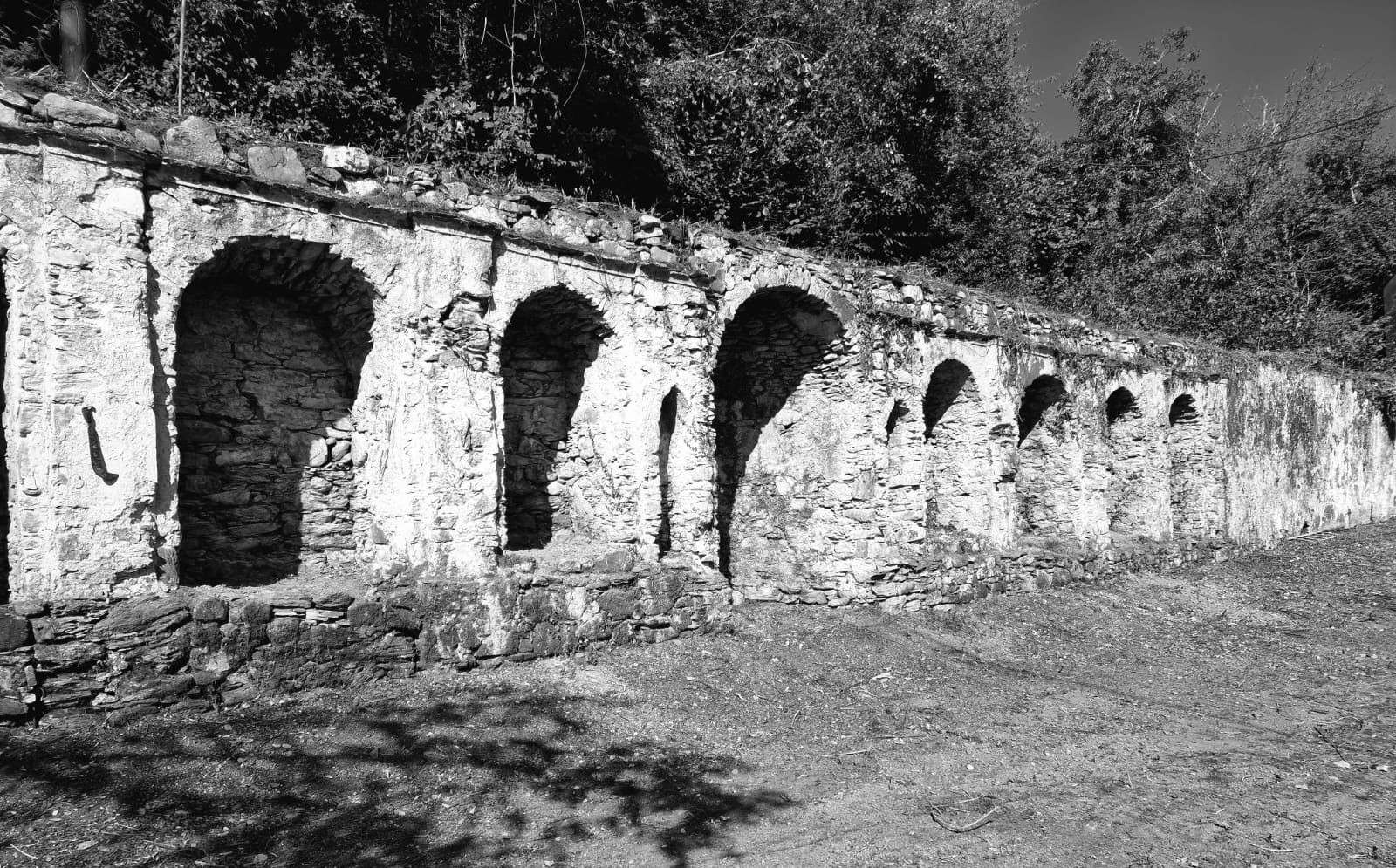 Pittura, fotografia, scultura, video, performance. In un piccolo borgo della Lunigiana