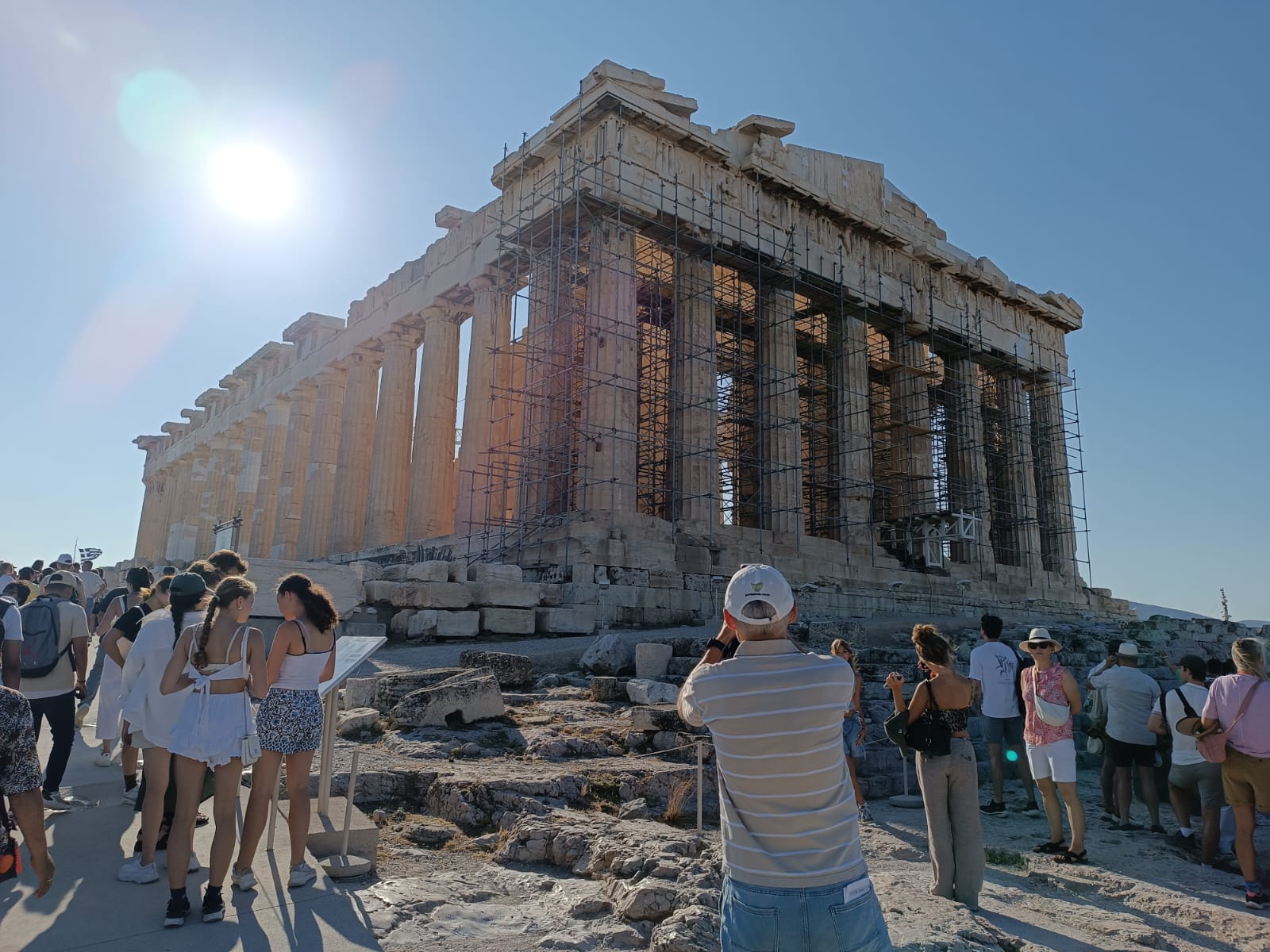 Travolta da un insolito destino nella bianca Atene d’agosto