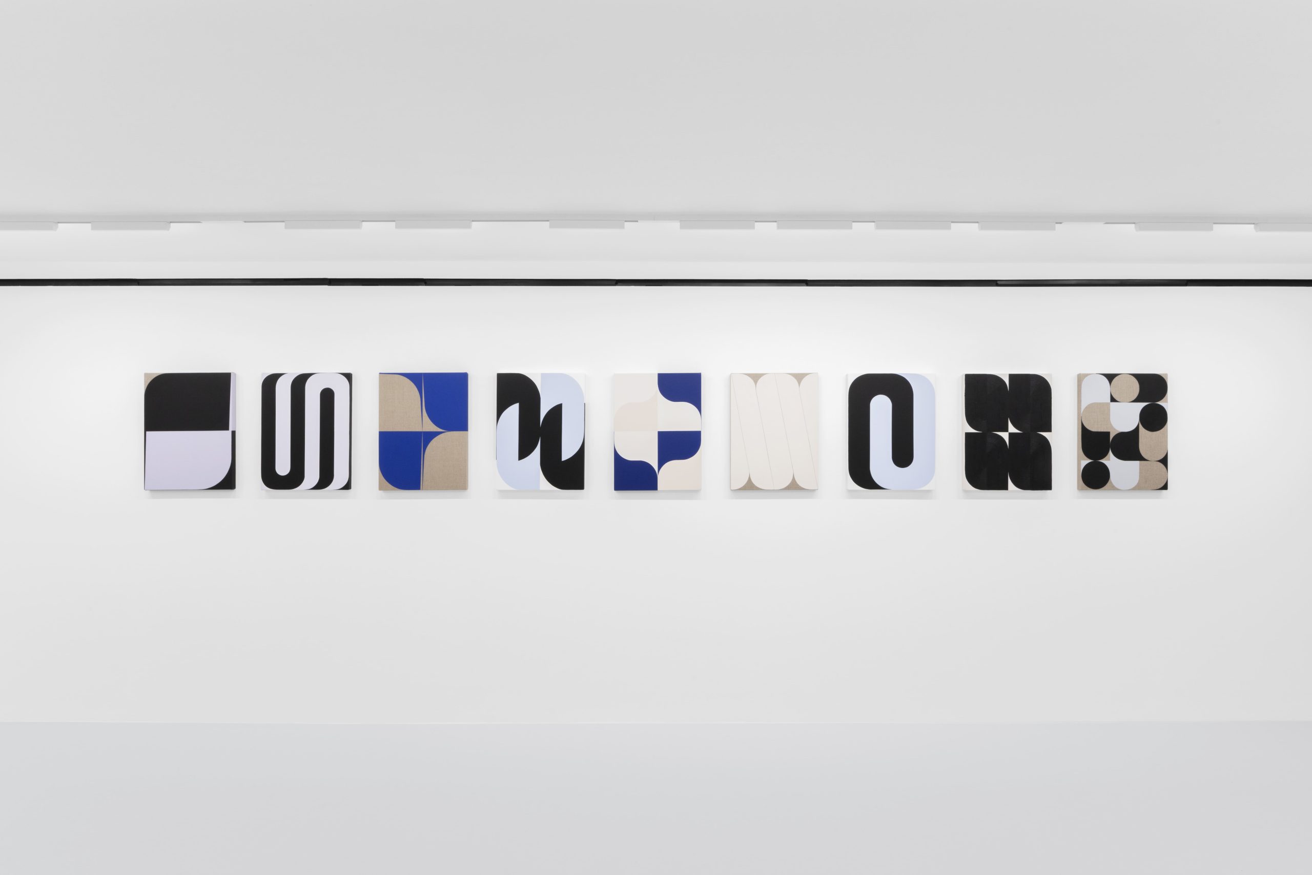 Il rigore della forma, la vibrazione del colore. Elisa Alberti in mostra a Milano