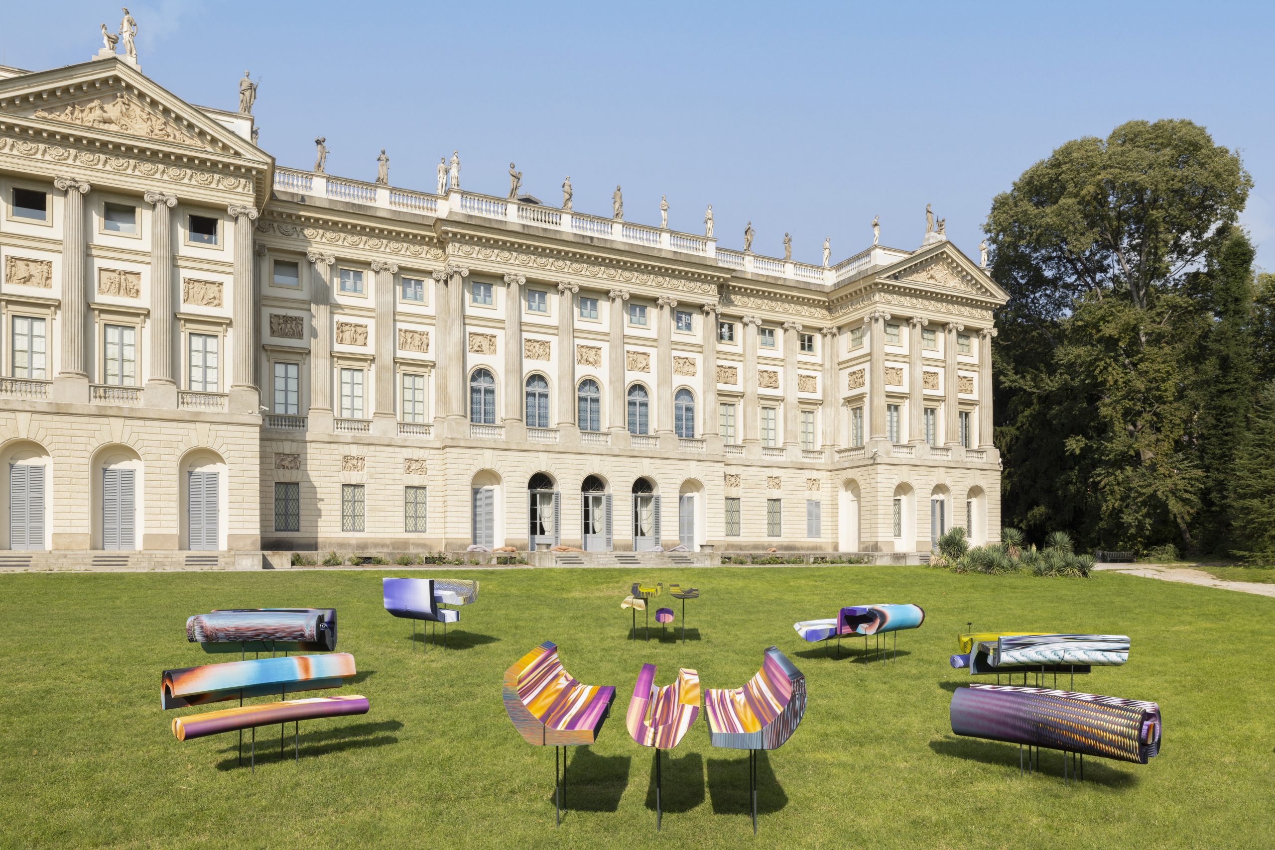 Sara Enrico e la scultura sotto il sole di settembre