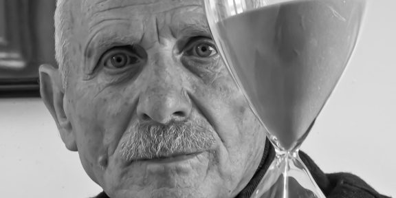 Giuseppe Leone nel suo studio, ph Peppe Biancardi, 2025