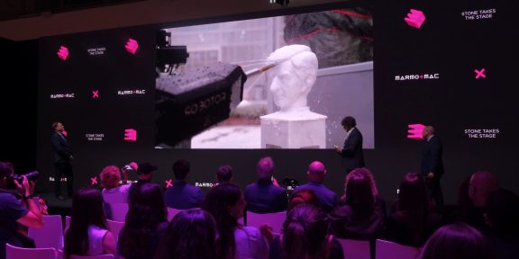 Il busto di Maurizio Cattelan scolpito da un robot ritira il premio a Marmomac