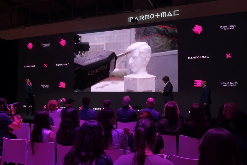 Il busto di Maurizio Cattelan scolpito da un robot ritira il premio a Marmomac