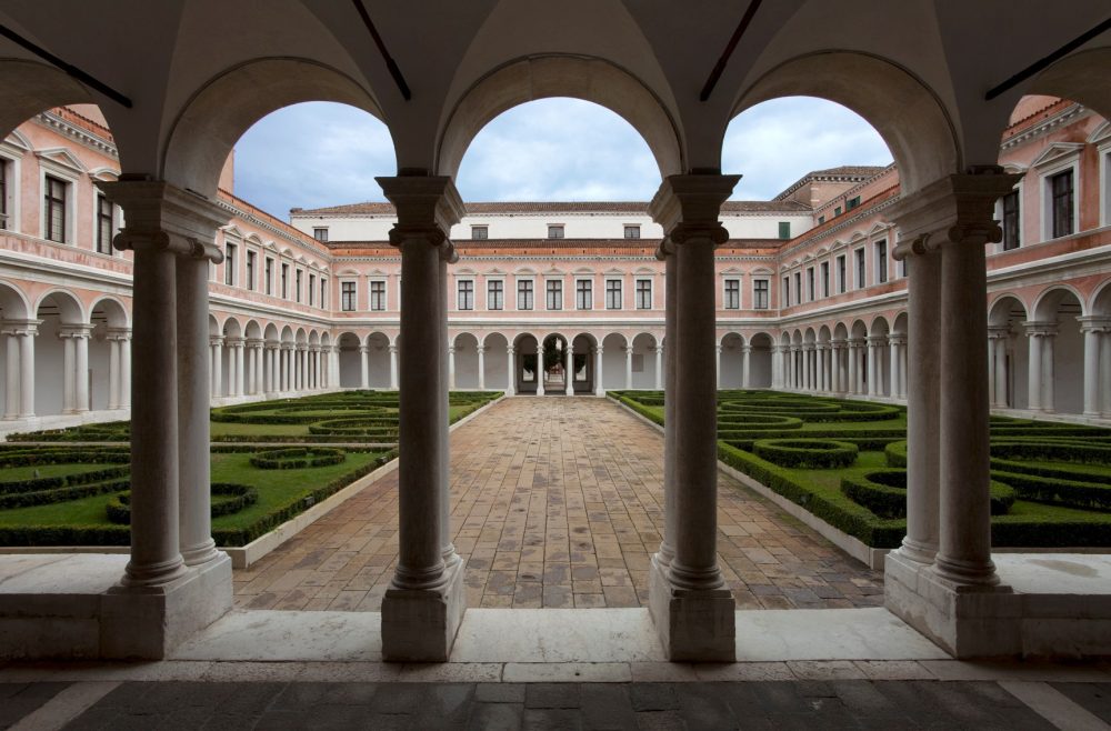 Isola di San Giorgio Maggiore, il Chiostro Palladiano, ph. Matteo De Fina, courtesy Fondazione Giorgio Cini