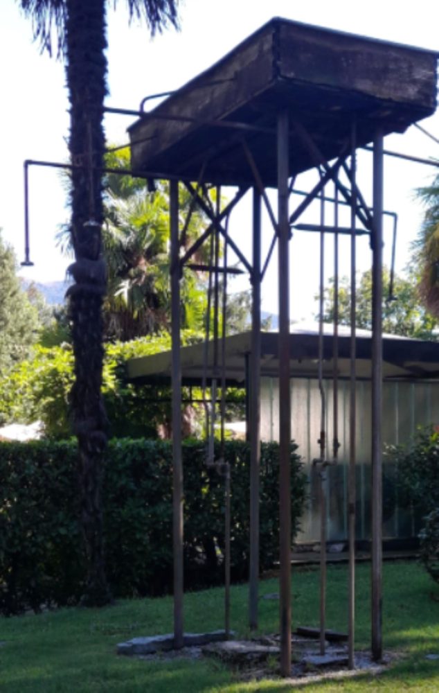 La piscina e le grandi docce di Monte Verità