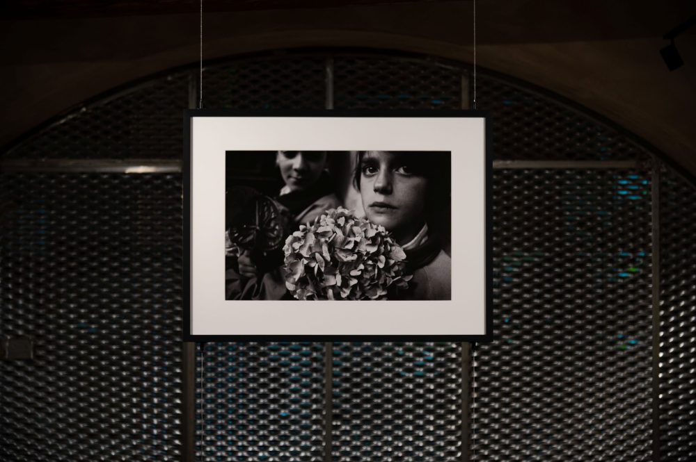 Sala fotografia, particolare con Letizia Battaglia, Domenica di Pasqua, le ortensie, Trapani, 1992, stampa fotografica, cm 70 x 50, collezione Museo Civico di Castelbuono, foto Valentina Minutella