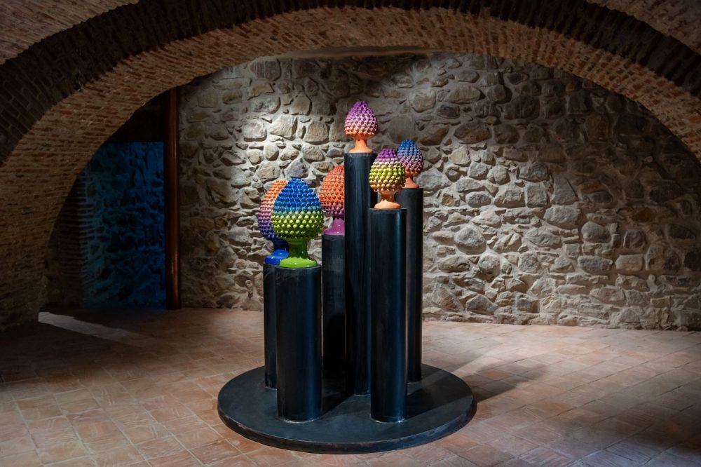 Salvatore Arancio, Loblolly Jack Gray Knobcone, 2016, installazione con pigne di ceramica, collezione Museo Civico Castelbuono, foto Valentina Minutella