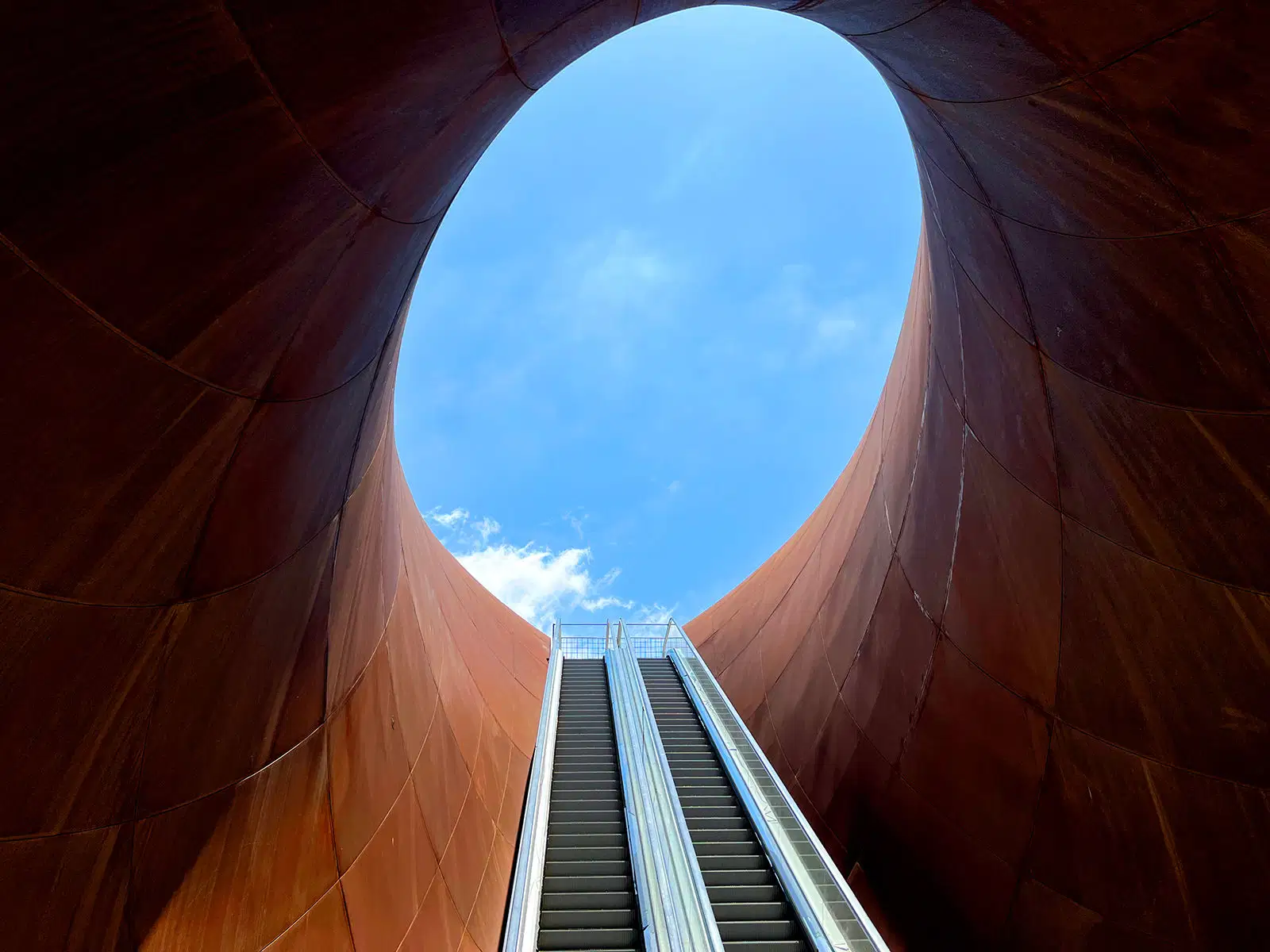 A Napoli apre, dopo oltre vent’anni di attesa, la stazione firmata Anish Kapoor