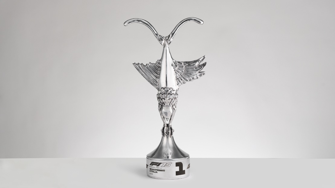 Una Chimera sul podio: Nico Vascellari firma il trofeo del GP di Monza 2025