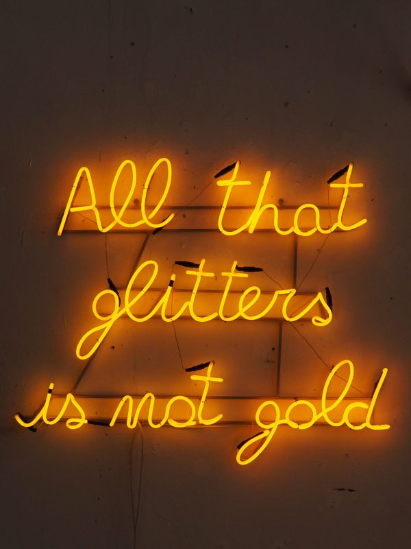 Fabrizio Dusi, All that glitters is not gold, 2023, neon giallo, 112 x 120 cm, Collezione BPER