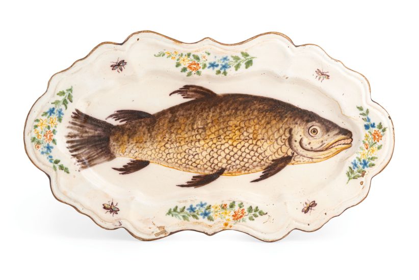 Lotto 223, PIATTO DI SERVIZIO IN MAIOLICA POLICROMA, ANTONIO MARIA COPPELLOTTI, LODI, CIRCA 1760, ovale e con bordo mosso, decorato con figura di pesce e motivi floreali; usure d'uso, qualche minimo difetto di cottura, due felures, minori mancanze allo smalto nel bordo. Alt. cm 3, larg. cm 47,5. STIMA € 2.600 - 3.200 - Wannenes Casa d'Aste