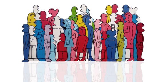 Fabrizio Dusi, One among the others (The fallen crowd), 2025, installazione con 4 personaggi in ceramica smaltata e dipinta montati su pannelli in legno dipinto, 200 x 400 cm, Courtesy l’artista