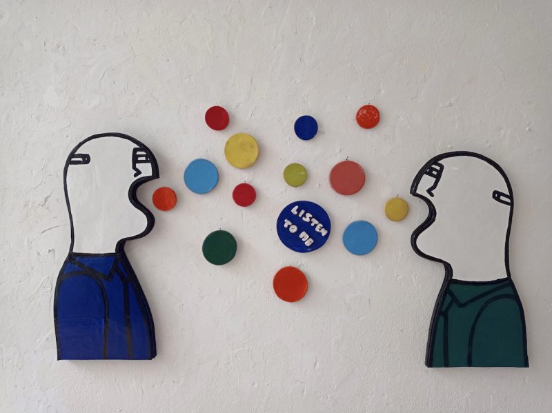 Fabrizio Dusi, Classic Family for La Galleria BPER Banca, 2023, installazione in ceramica smaltata e dipinta montata su base in legno sagomato, 60 x 30 cm cad. personaggio, diametro bolle 5 o 9 cm, Collezione BPER