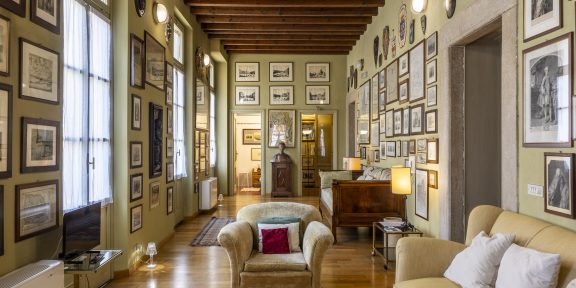 Appartamento con galleria d'arte nel centro di Brescia - Airbnb