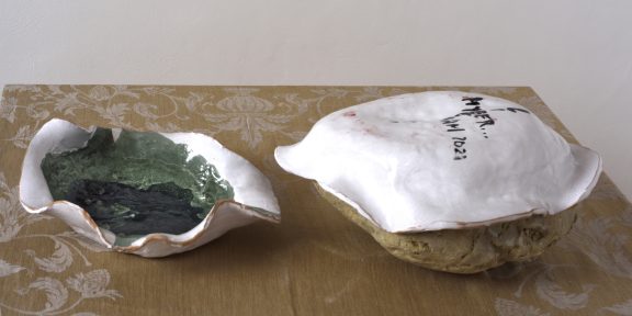 Fabrice Hyber, Senza titolo, 2021, ceramica. Foto Gino Di Paolo