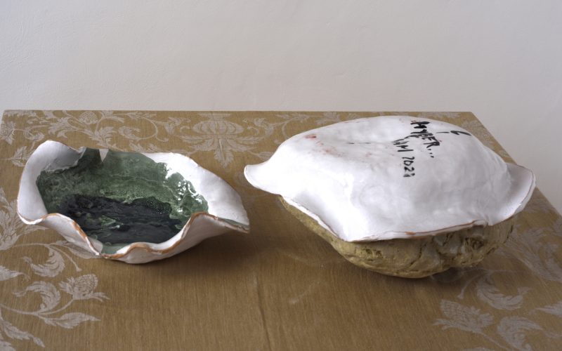 Fabrice Hyber, Senza titolo, 2021, ceramica. Foto Gino Di Paolo