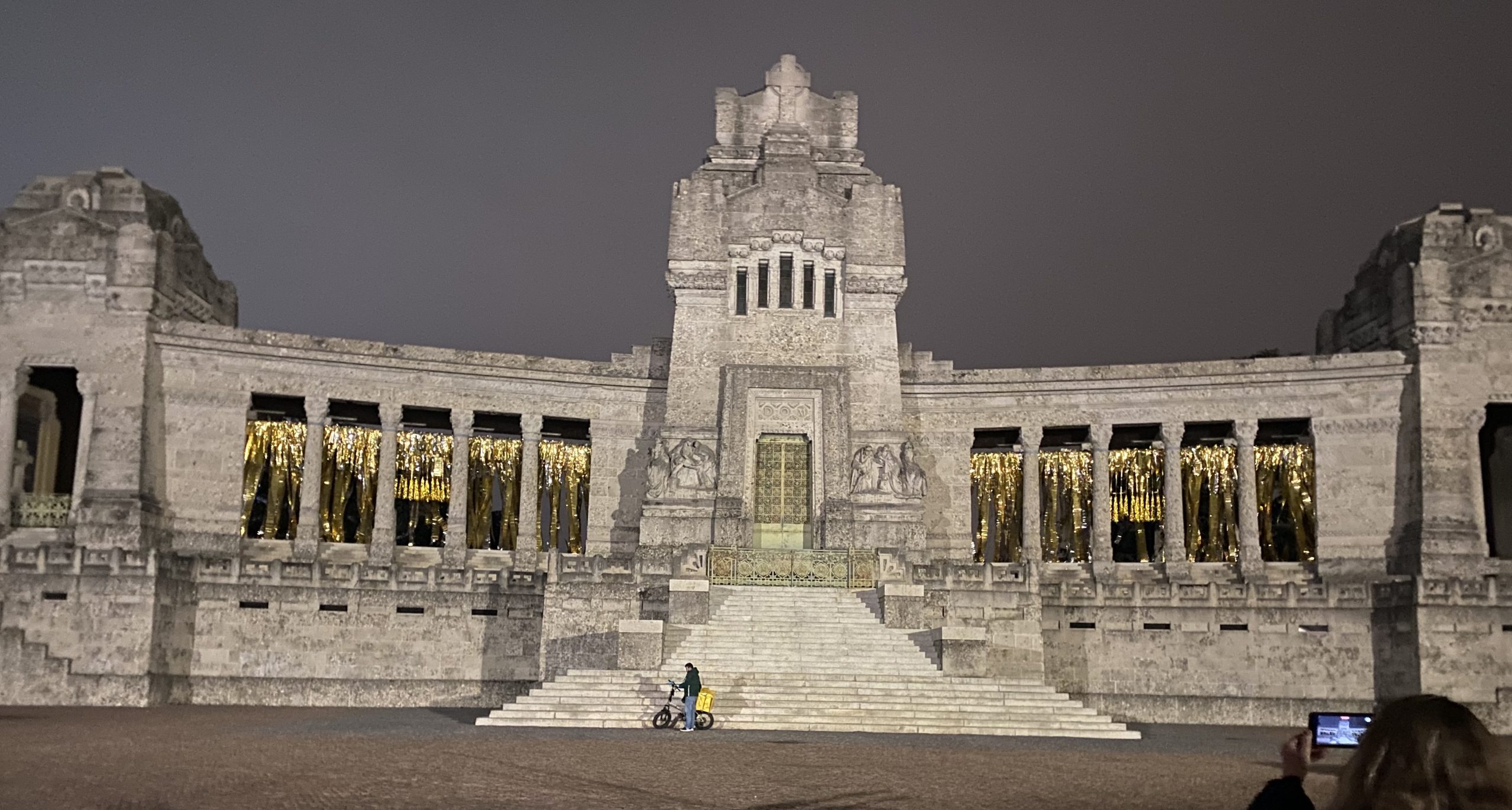 Tra terra e cielo: il Cimitero Monumentale di Bergamo vive con Contemporary Locus 17