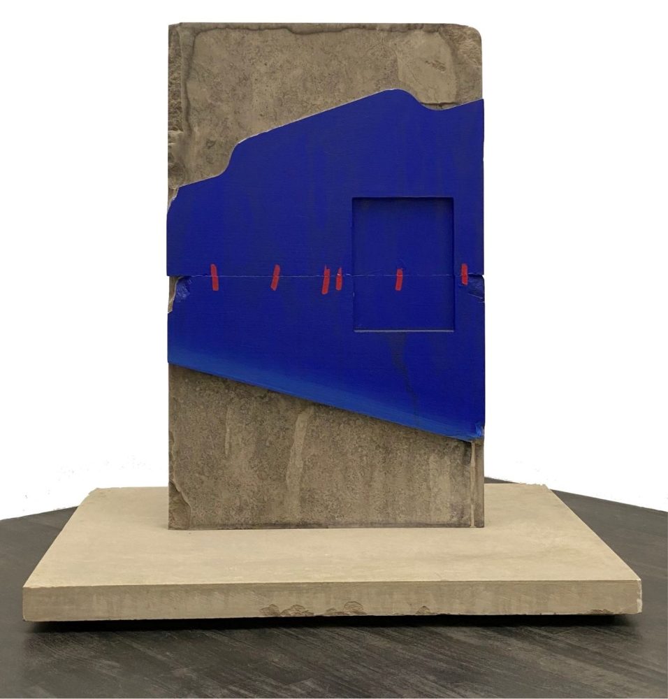 Lluís Lleó, Senza titolo, 2025, pittura su arenaria, 104 × 100 × 80 cm