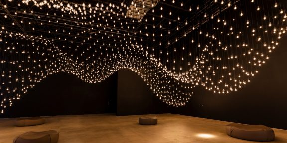 Lo spettatore attraversa un campo luminoso composto dal battito cardiaco di altri visitatori, l’opera è sempre diversa perché “abitata” dai dati di chi la percorre