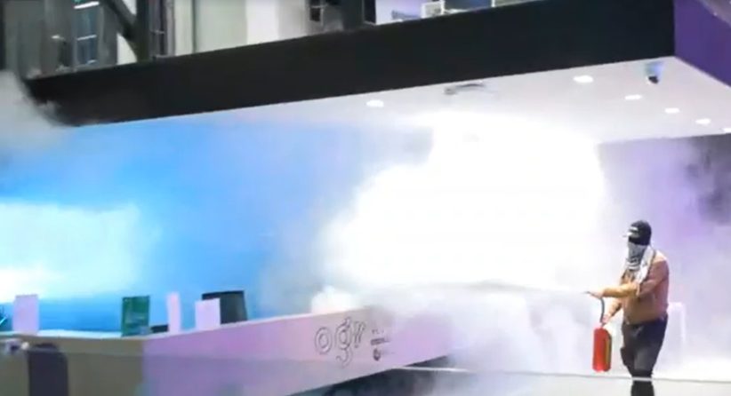 Manifestanti pro pal alle OGR di Torino