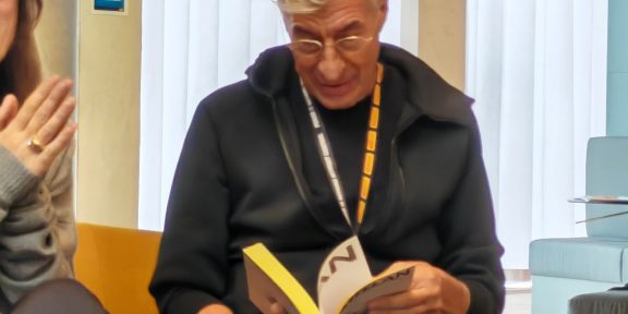 Maurizio Cattelan con il libro pubblicato da Marsilio Arte