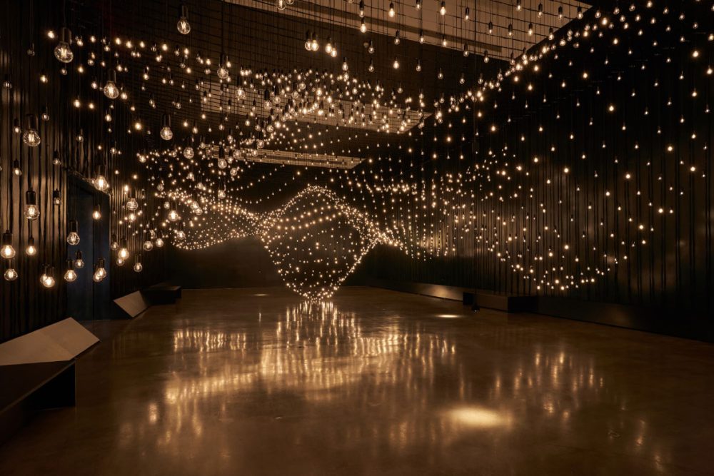 Rafael Lozano-Hemmer Pace - Il sensore biometrico raccoglie il battito del visitatore, generando immediatamente la pulsazione luminosa. Credit Pace Gallery