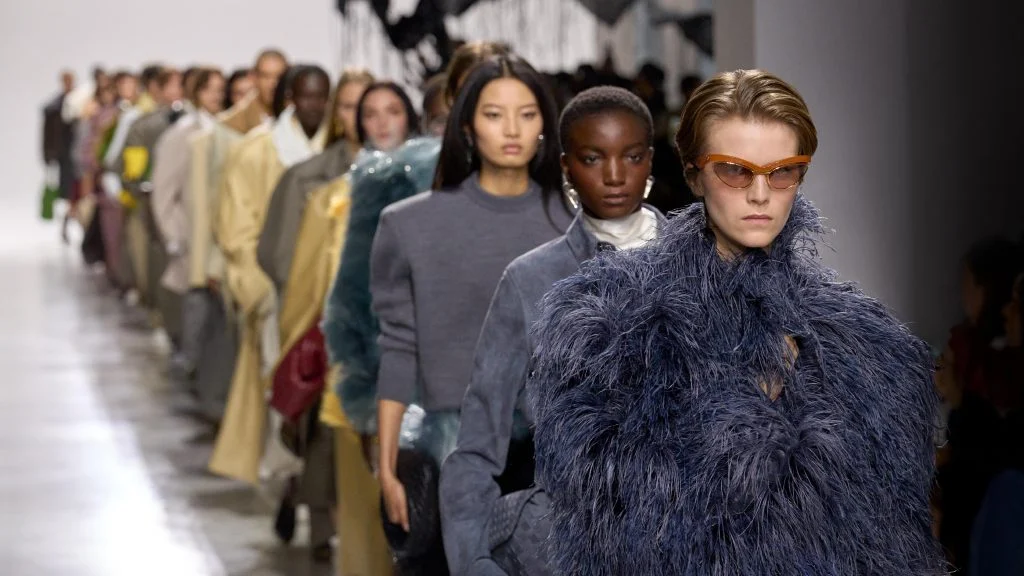 Bottega Veneta e Versace portano l’arte in passerella a Milano