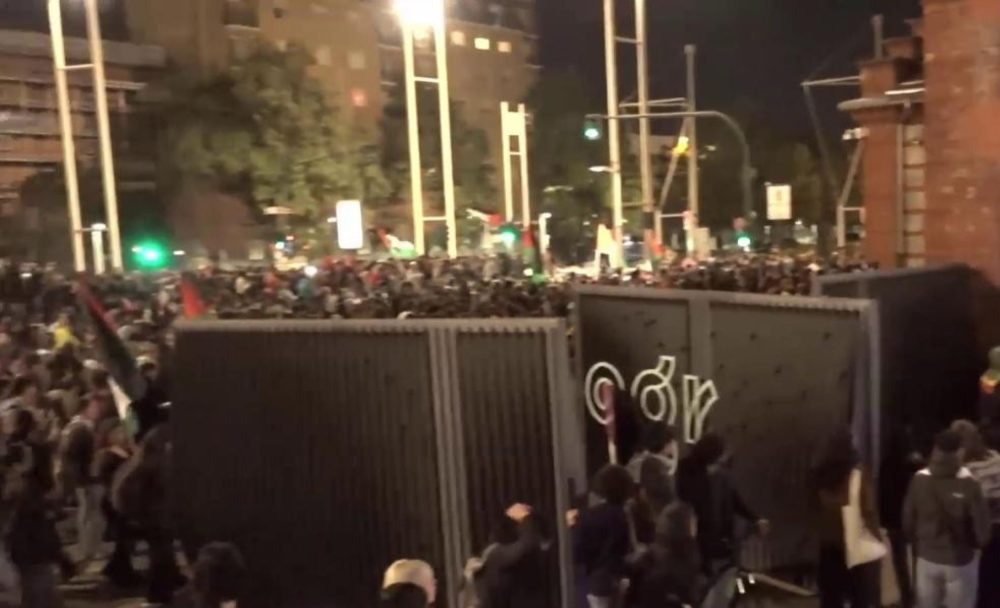 Manifestanti pro pal alle OGR di Torino