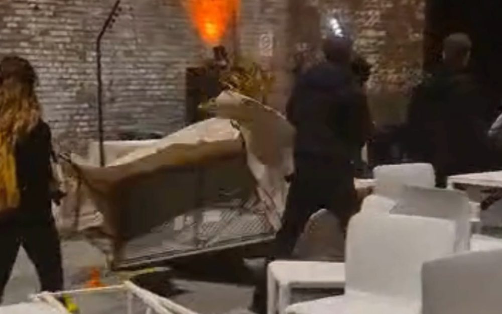 Manifestanti pro pal alle OGR di Torino