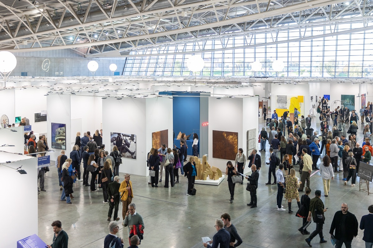 La fiera espansa. Guida ai progetti speciali di Artissima 2025 diffusi per Torino