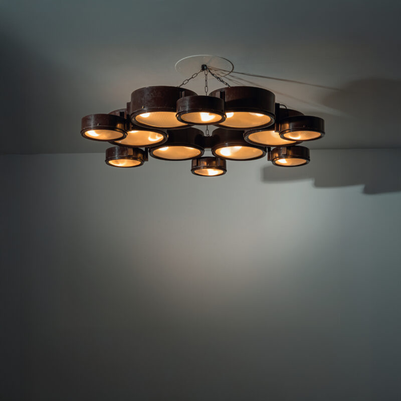 Lotto 127, B.B.P.R, Grande lampada a sospensione variante del mod. 2045/a. Alluminio verniciato, vetro pressato e curvato. Produzione Arteluce, anni '60. Decalcomania del produttore, senza catene cm 23x155x155. STIMA € 40.000 - 60.000 - Wannenes