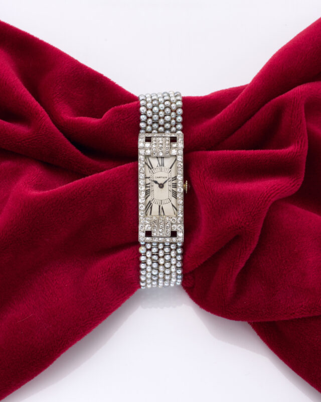 Lotto 163, OROLOGIO IN ORO E PLATINO, PERLE E DIAMANTI, FIRMATO CARTIER, DATATO APRILE 1924. Bracciale con perle, cassa con diamanti taglio rosa e huit-huit, quadrante numerato 20143 e 11473, punzone del platino, fermaglio numerato 45671140, punzoni francesi dell’oro, una perla mancante. Peso ca. 37,4 g, diametro interno ca. 3,8 cm. STIMA 20-25 mila euro - Wannenes Casa d'Aste