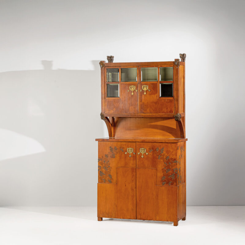 Lotto 17, UGO CERUTI, Mobile doppio corpo. Legno di ciliegio, legno di acero, ottone, legno dorato, cristallo molato. Esecuzione Ceruti Torino, 1902 ca, cm 206x106x42. STIMA € 6.000 - 8.000 - Wannenes