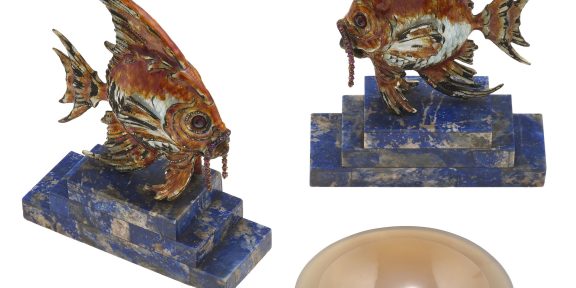 Lotto 128: A. Ravasco. Trittico composto da due pesci con smalti policromi, rubini, su basi in lapislazzuli e una coppetta in agata. Astuccio originale (stima €13.000 - €18.000) - Cambi Casa d'Aste