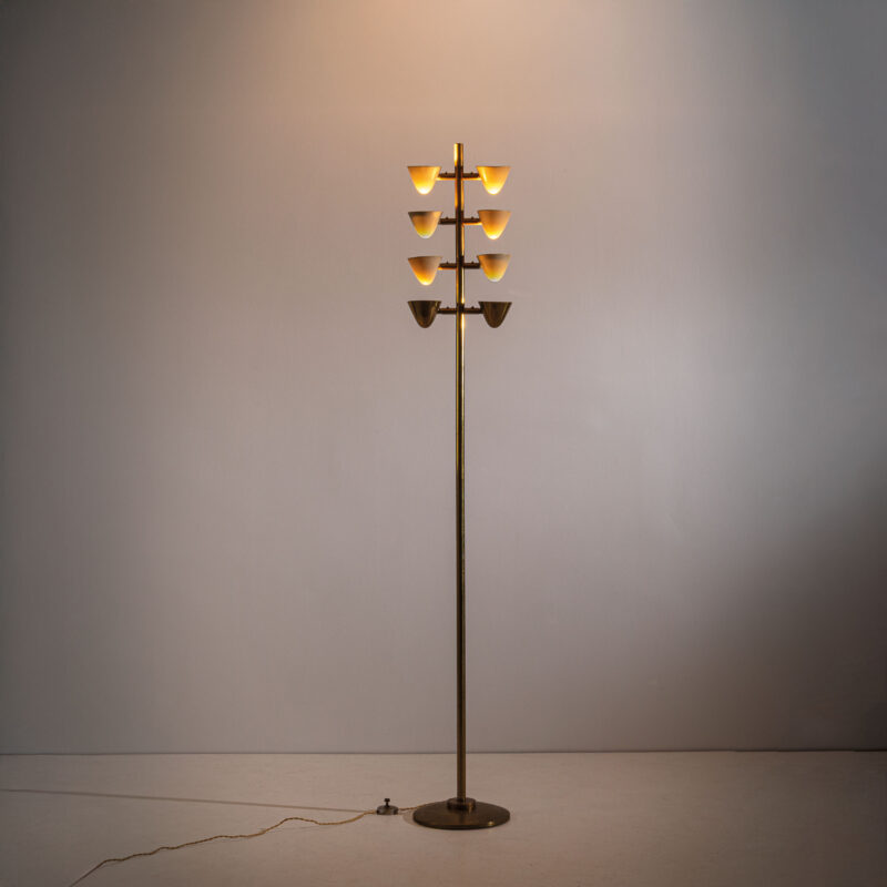 Lotto 41, PIETRO CHIESA, Lampada da terra mod. 1098. Ottone verniciato, ottone. Produzione Fontana Arte anni '40, cm 230x35x35. STIMA € 8.000 - 10.000 - Wannenes