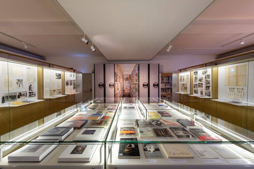 Installation view Enrico Crispolti. La critica in atto, Museo del Novecento, Studio Marco Bertoli