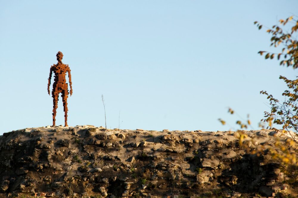 Antony Gormley, Fai spazio, prendi posto, Fortezza del Cassero, Poggibonsi ©Associazione Arte Continua