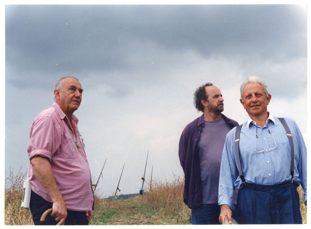 Enrico Crispolti, Daniel Spoerri e Maurizio Nannucci - Giardino di Seggiano 1996 © Archivio Enrico Crispolti