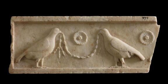 Frammento di fregio con colombe (IV secolo a.C.; marmo pentelico; Roma, Musei Capitolini)