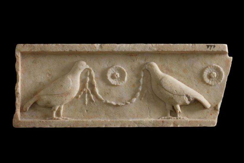 Frammento di fregio con colombe (IV secolo a.C.; marmo pentelico; Roma, Musei Capitolini)