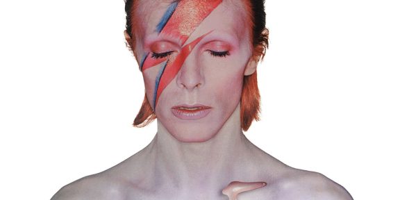 La copertina dell’album Aladdin Sane di David Bowie (1973), realizzata dal fotografo Brian Duffy, Photo Duffy © Duffy Archive & The David Bowie Archive