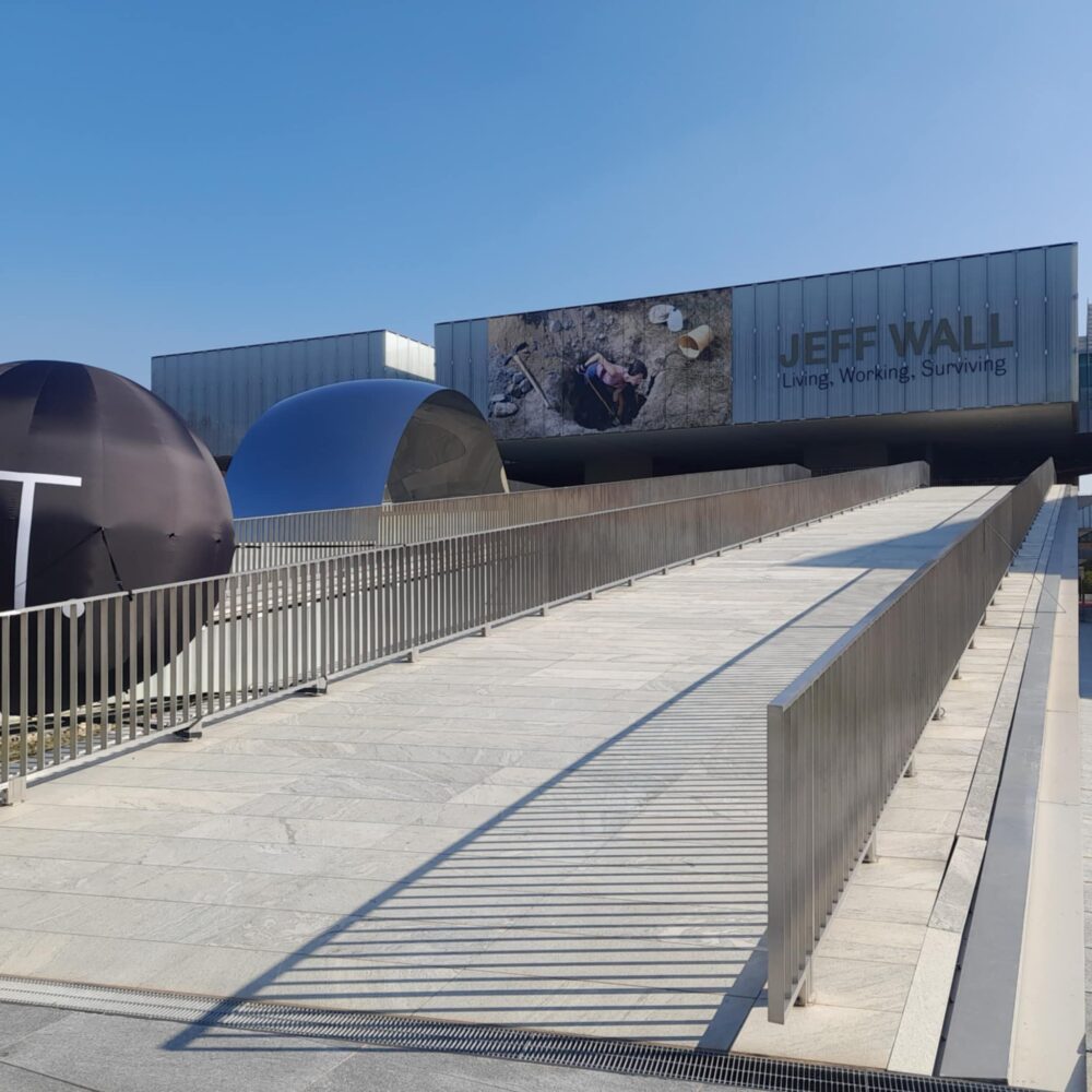 L'ingresso della mostra di Jeff Wall