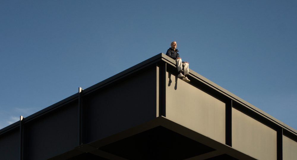 Maurizio Cattelan alla Neue Nationalgalerie, Berlino © Peter Rigaud, 2025